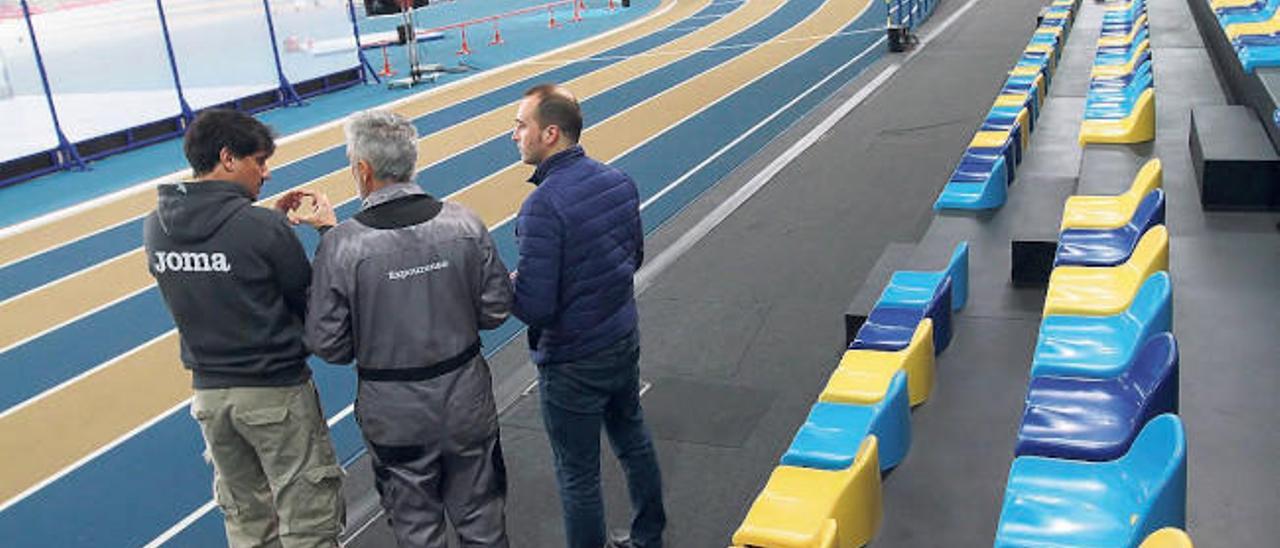 La pista de Expourense, ayer ultimando todos los detalles para los campeonatos de España absolutos en pista cubierta. // Iñaki Osorio