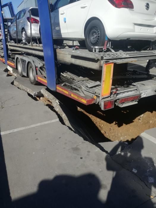 Un trailer cargado de coches del concesionario de Opel ocasionó un boquete en la calzada y tuvo que ser rescatado por una grúa de grandes dimensiones