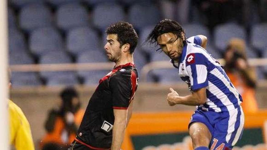 Abel Aguilar chuta a puerta en el partido ante el Rayo. // OPC