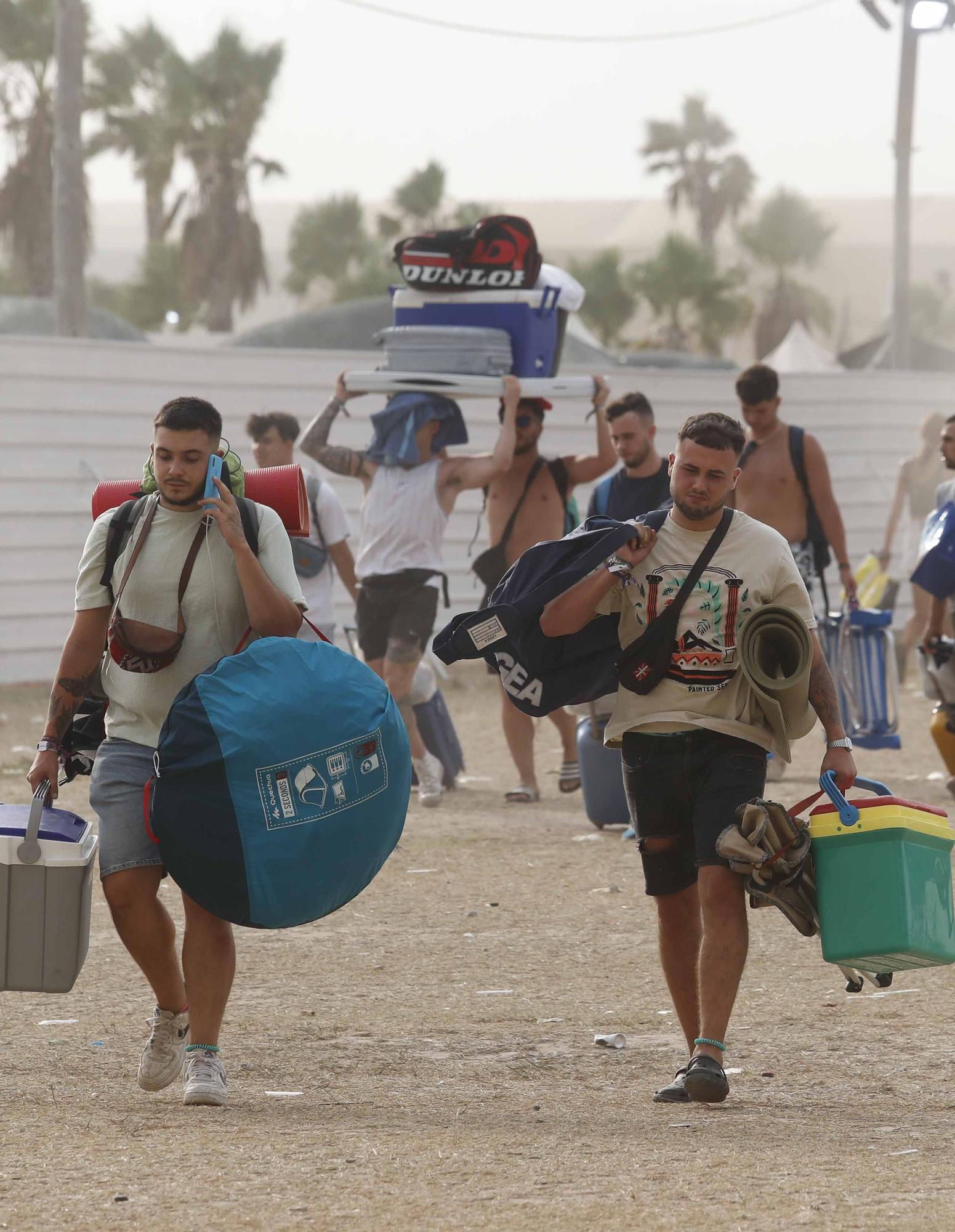 Los acampados en el Medusa comienzan a abandonar Cullera