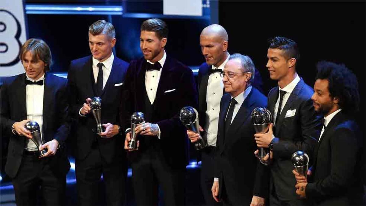 Florentino Pérez junto a los premiados del Real Madrid