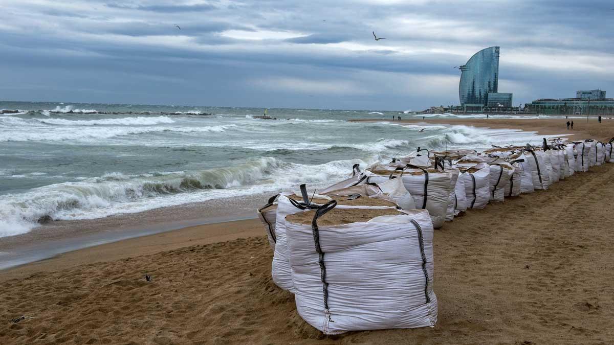 La Borrasca Gloria llega a Catalunya, fuerte viento en las playas de Barcelona.