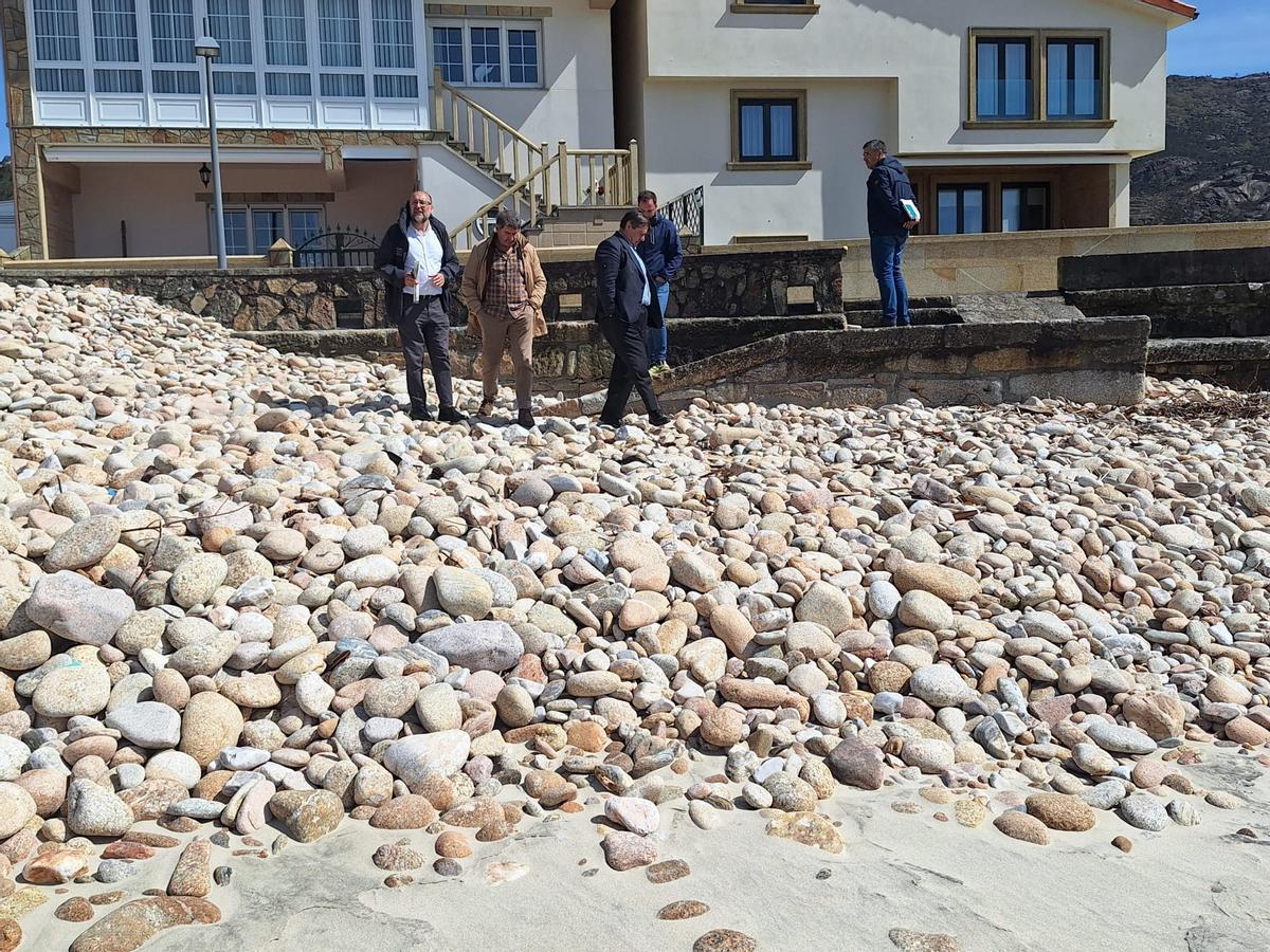 Raúl González e Julio Abalde, segundo e terceiro pola esquerda, este xoves na praia de Ézaro, en Dumbría.
