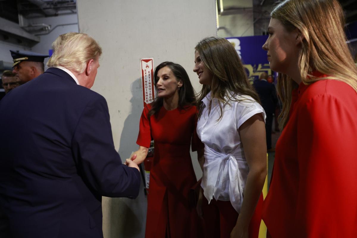 Donald Trump saluda a la reina Letizia, este domingo en el palco del estadio de Nueva York.