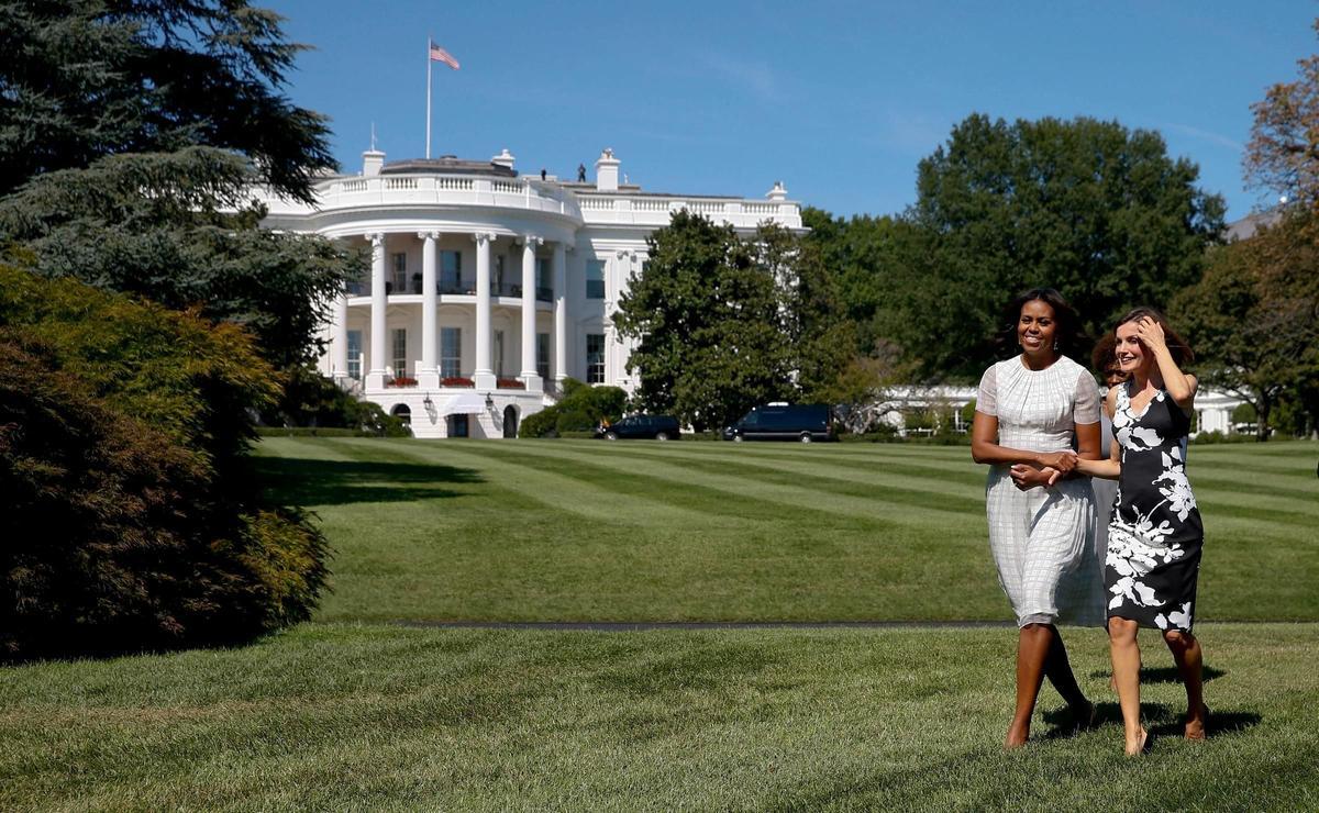 Letizia Ortiz y Michelle Obama pasean por el huerto de la Casa Blanca