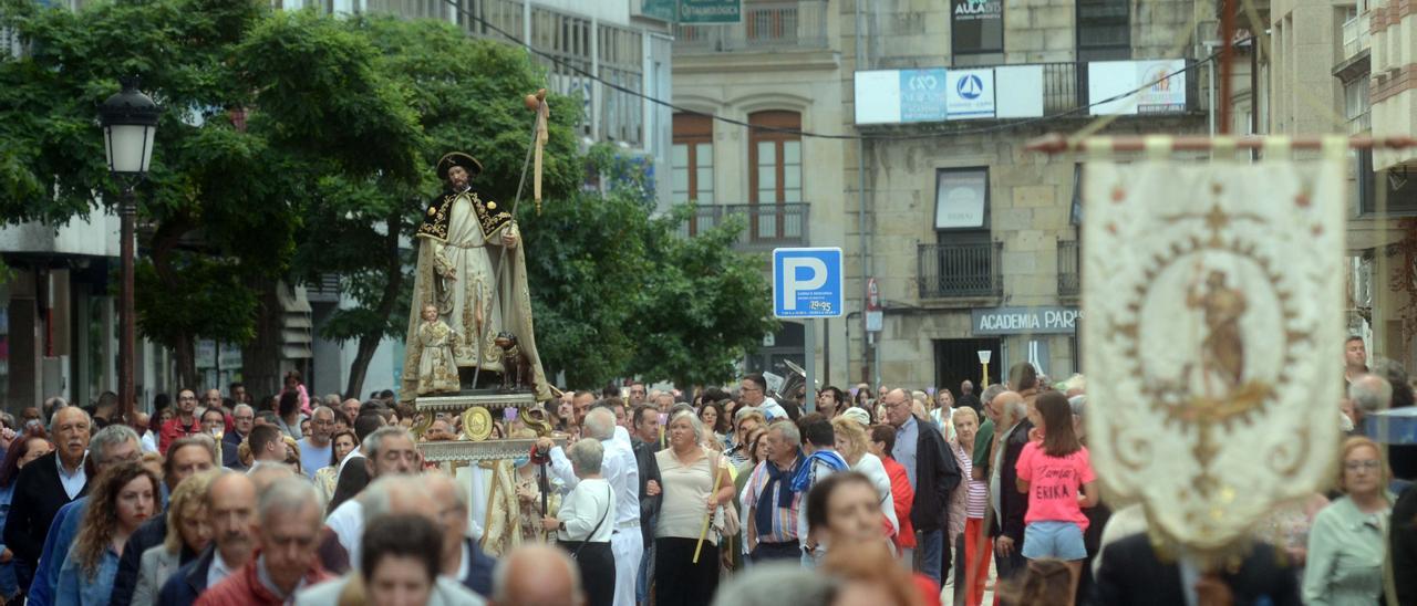 La multitudinaria y devota procesión de San Roque, desplegada a última hora de la tarde para poner la guinda al día de la Festa da Auga.