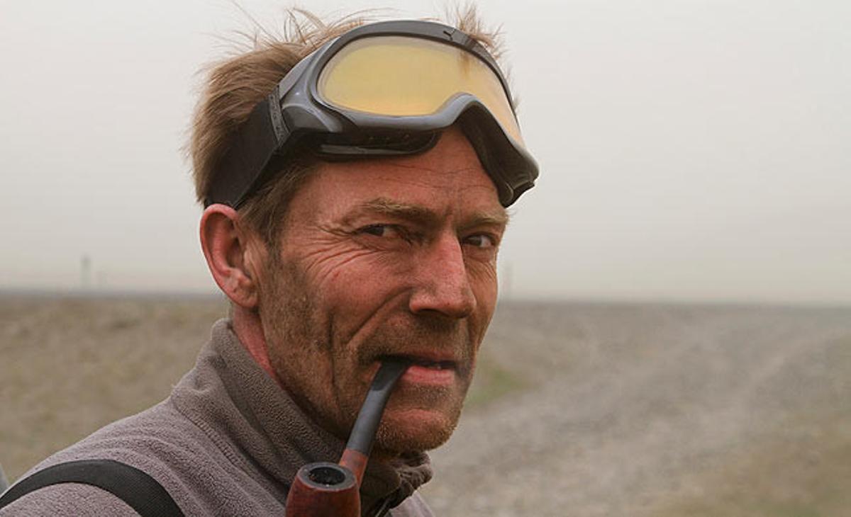 Un granger fuma una pipa aquest dimecres a la població de Kirkjubaejarklaustur, a prop del volcà islandès Grímsvötn, que a l’haver expulsat un gran núvol de cendra ha obligat a cancel·lar molts vols al nord d’Europa.