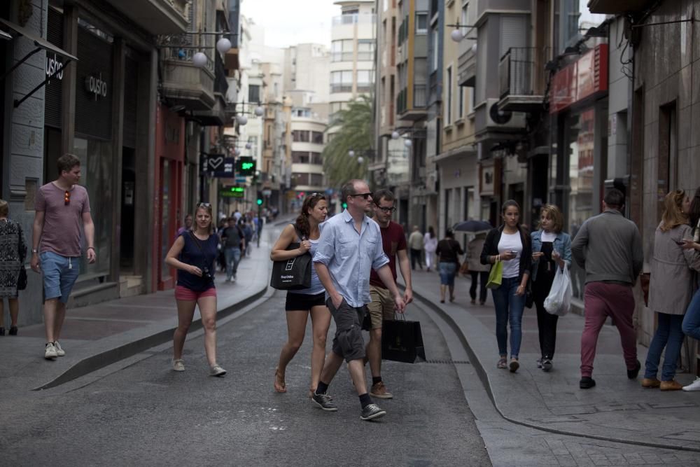 Varios peatones pasean por la calle Corredora