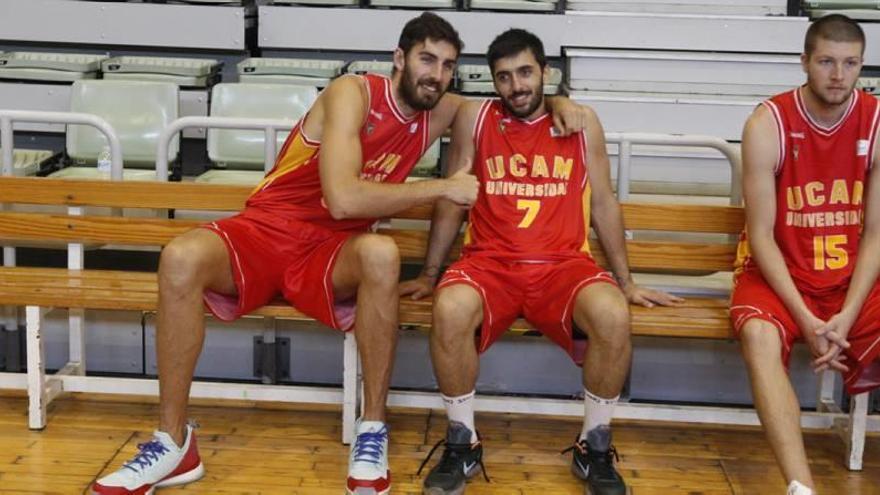 Antelo bromea con Campazzo con Wood a la derecha.