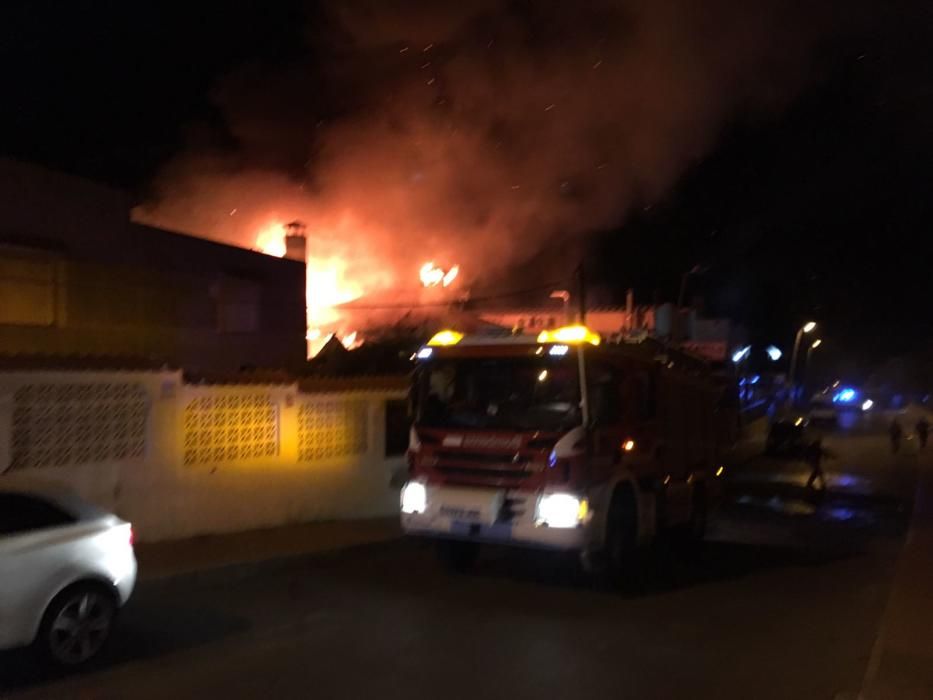 Los bomberos de Torrevieja y Almoradí han podido sofocar las llamas en el incendio de una pizzería en Torrevieja