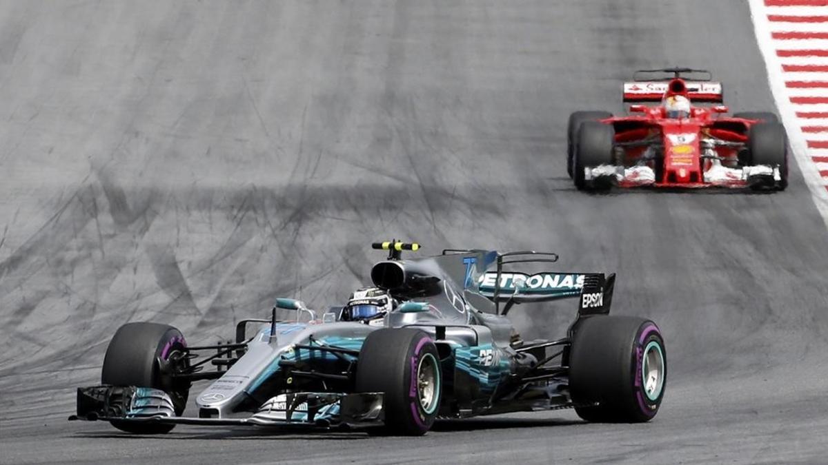 Bottas, con Mercedes, por delante del Ferrari de Vettel.