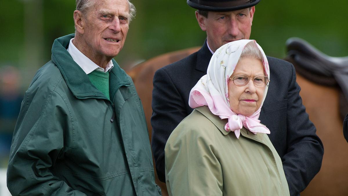 La Reina Isabel II junto al Duque de Edimburgo disfrutando de un día en el campo