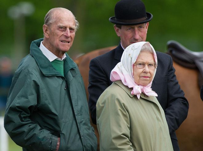 La Reina Isabel II junto al Duque de Edimburgo disfrutando de un día en el campo