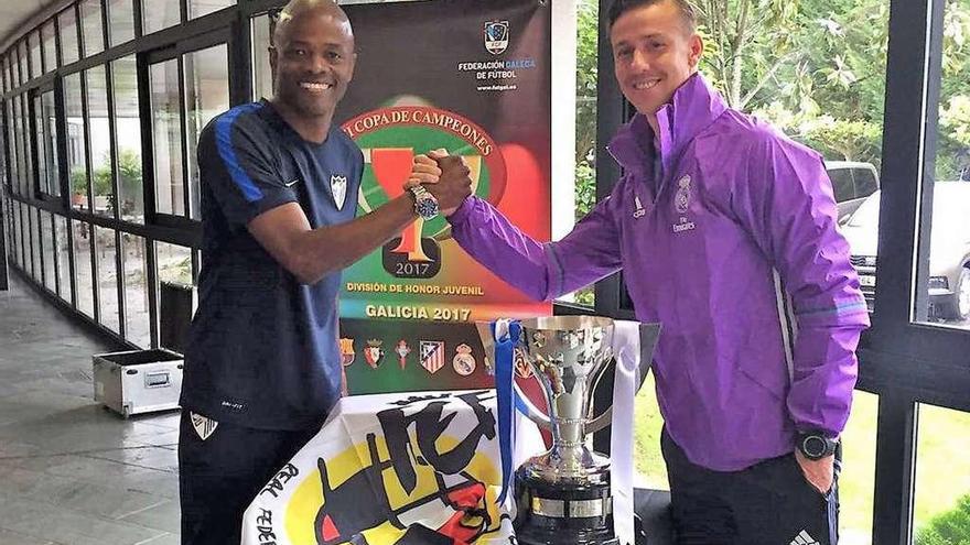 Los entrenadores Dely Valdés y Guti se saludan ayer con el trofeo como testigo. // FdV