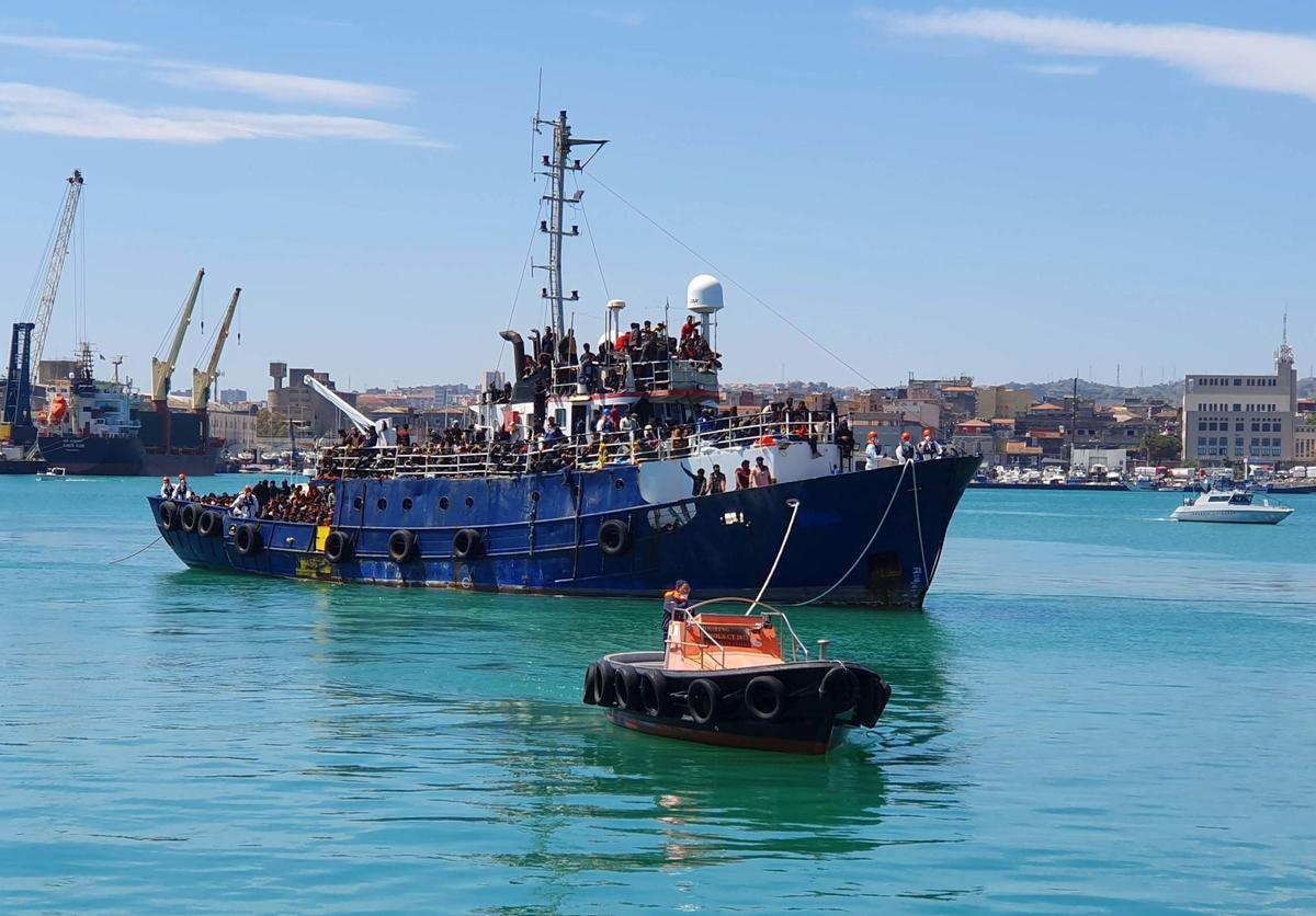 600 migrantes desembarcan en el puerto siciliano de Catania.