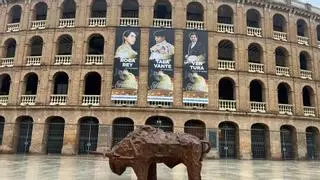 Un toro gigante de Ripollés, en la plaza de toros de València