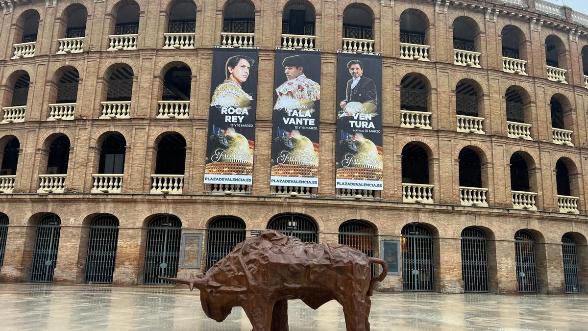 La imagen del toro de Ripollés frente a la plaza taurina de València.