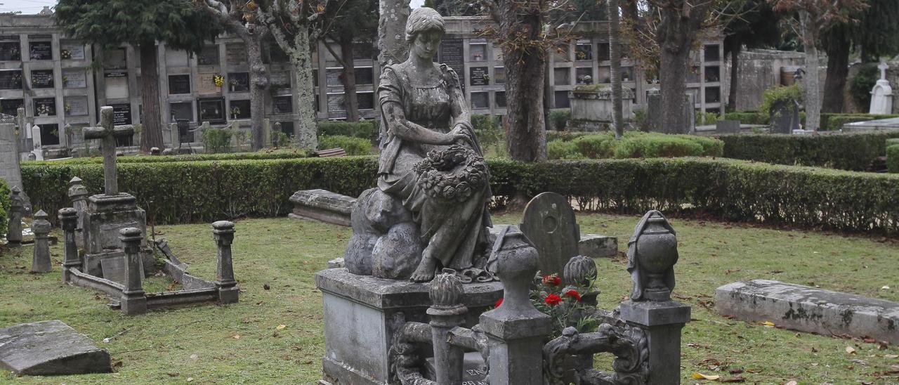 Escultura funeraria en la tumba de Heraclio Botana, en la parte civil del cementerio de Pereiró.