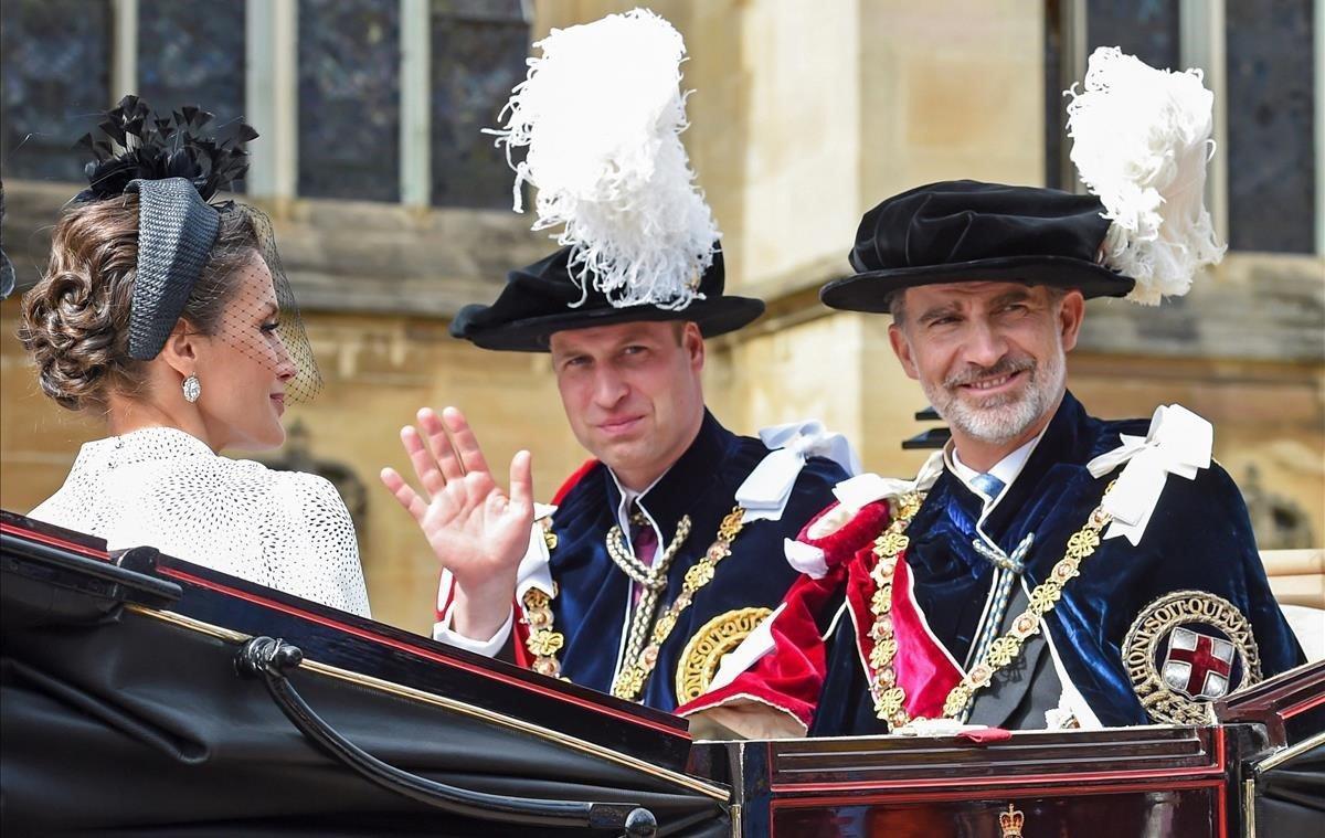Los reyes Felipe VI y Letizia junto al príncipe Guillermo de Inglaterra, en el carruaje que les traslada al Castillo de Windsor, tras la ceremonia religiosa celebrada en la Capilla de San Jorge, en la que los nuevos caballeros de la orden de la Jarretera han tomado posesión de sus sitiales de honor.