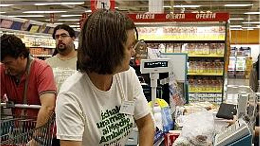 Carrefour dejó ayer de repartir bolsas de plástico en la Comunitat. ferran montenegro