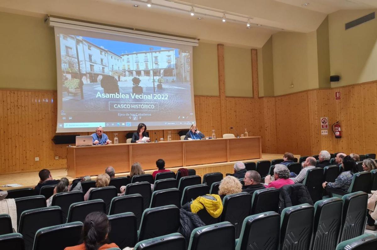 Reunión con la asamblea vecinal del Casco Antiguo en el Centro Cívico de Ejea. |