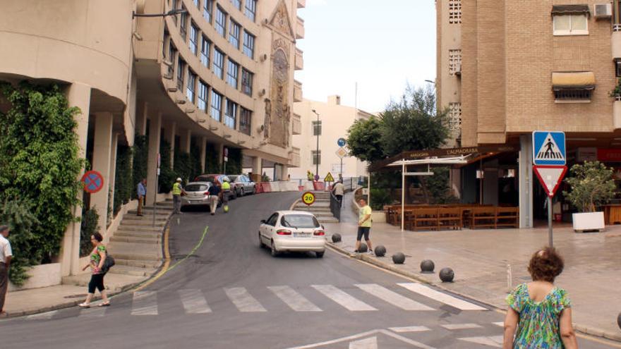 Benidorm corta al tráfico la calle Hondo para sustituir las escaleras por una rampa