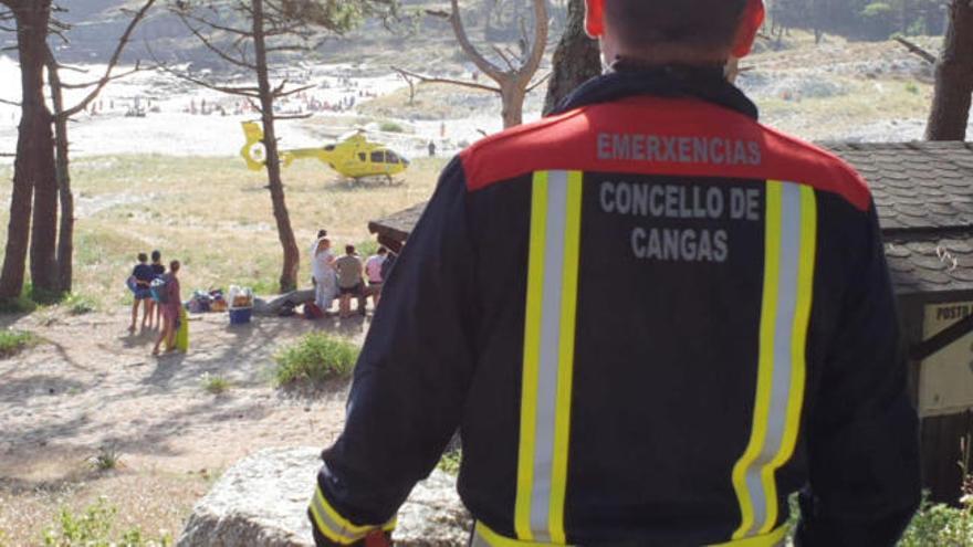 Rescatan en helicóptero a una nonagenaria que se rompió la cadera en una playa de Cangas