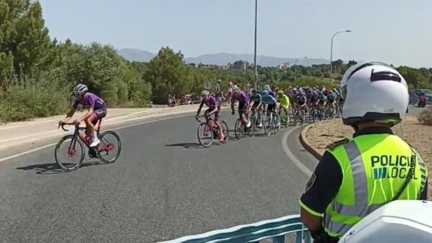 Un agente de la Policia Local controla los cortes de tráfico provocados por el campeonato de España de ciclismo.