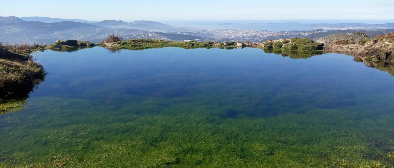 La laguna con la ciudad de Vigo y las Cíes en el horizonte.