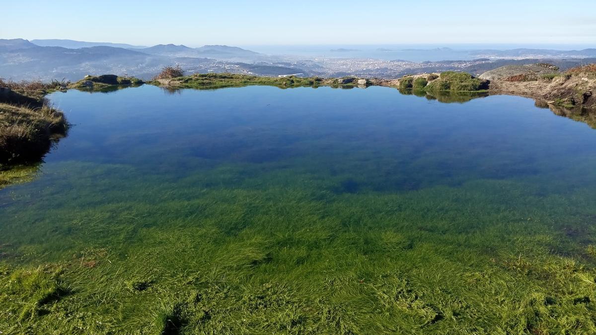 La laguna con la ciudad de Vigo y las Cíes en el horizonte.