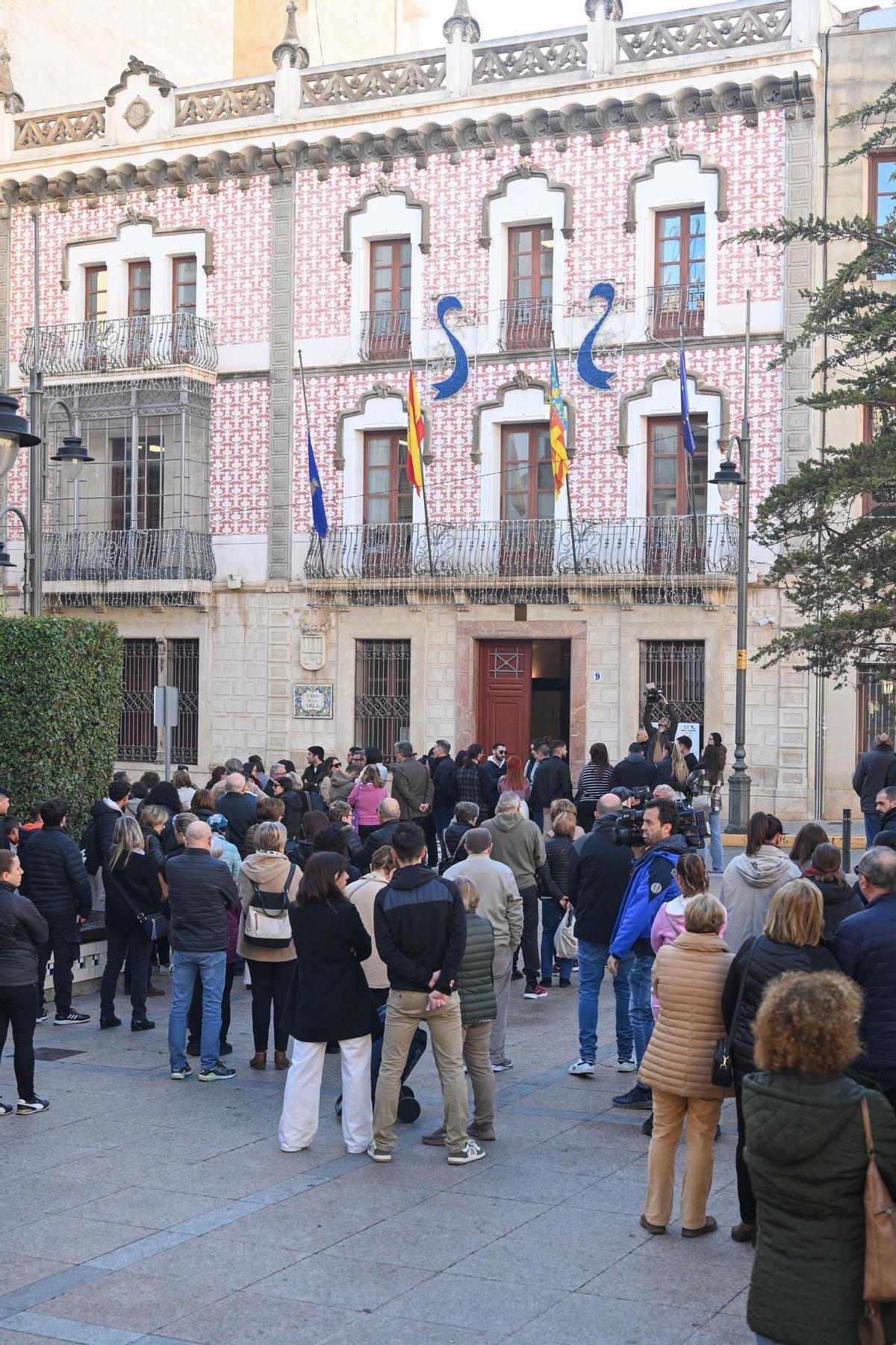 Minuto de silencio en Crevillent por la joven fallecida en un incendio