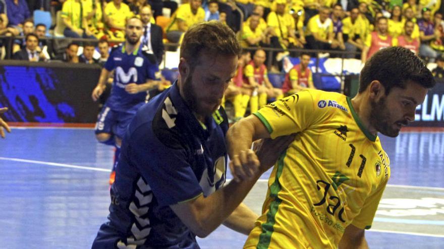 &#039;Pola&#039; (izqda.), durante un partido ante el Jaén Paraíso. // Mariano Cieza Moreno