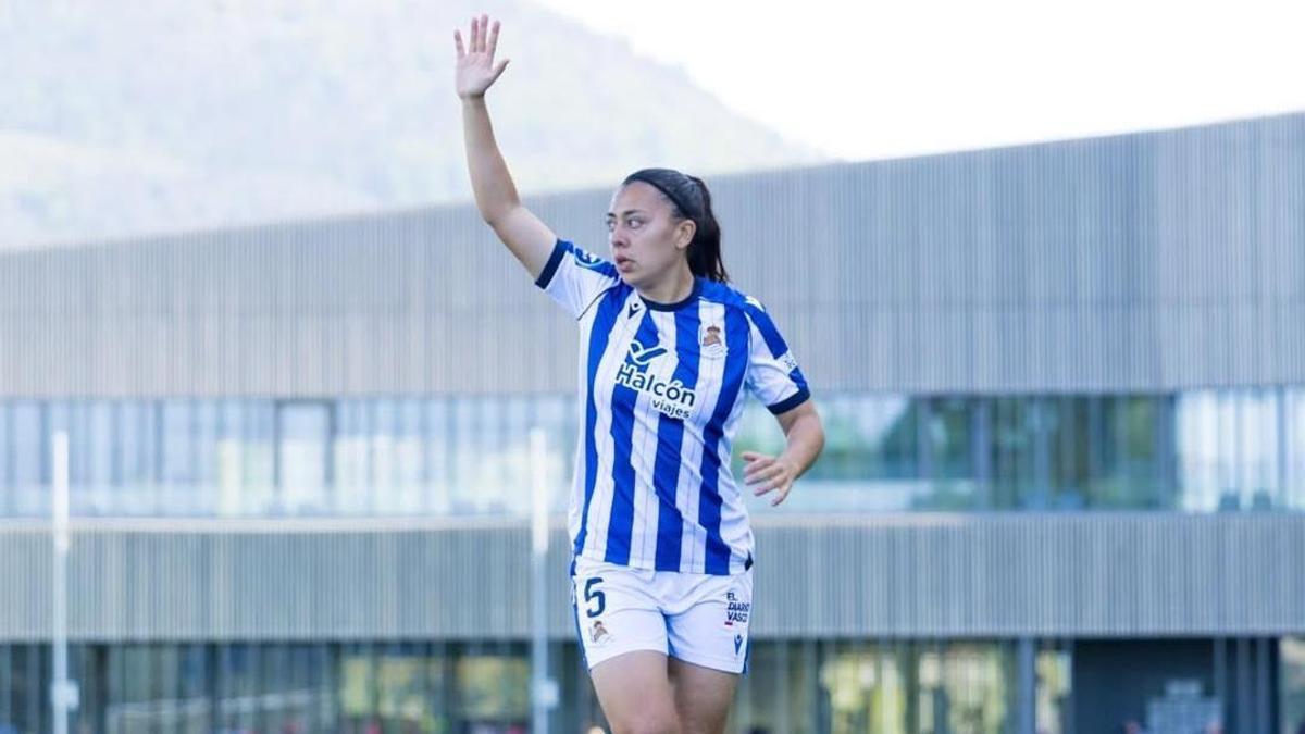 Paula Fernández, al centre del camp de la Reial Societat