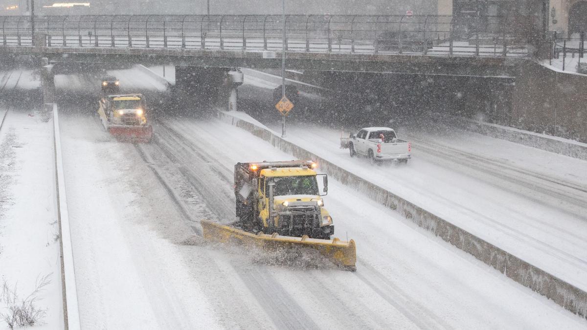 Quitanieves en Boston, Massachusetts tratando de limpiar la I-90 por la tormenta de viento y nieve que azota la costa este