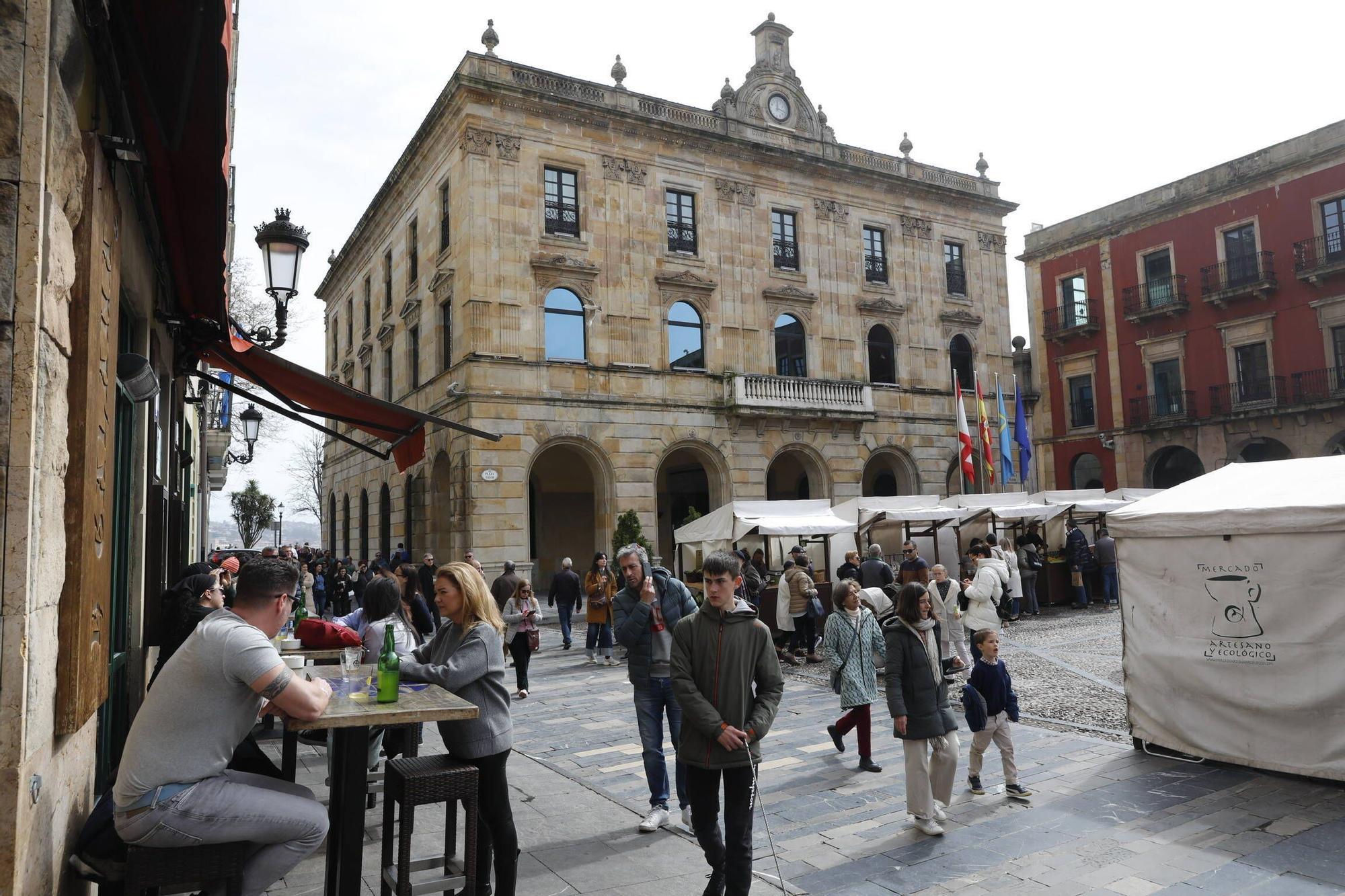 El ambiente en Gijón por Semana Santa, en imágenes