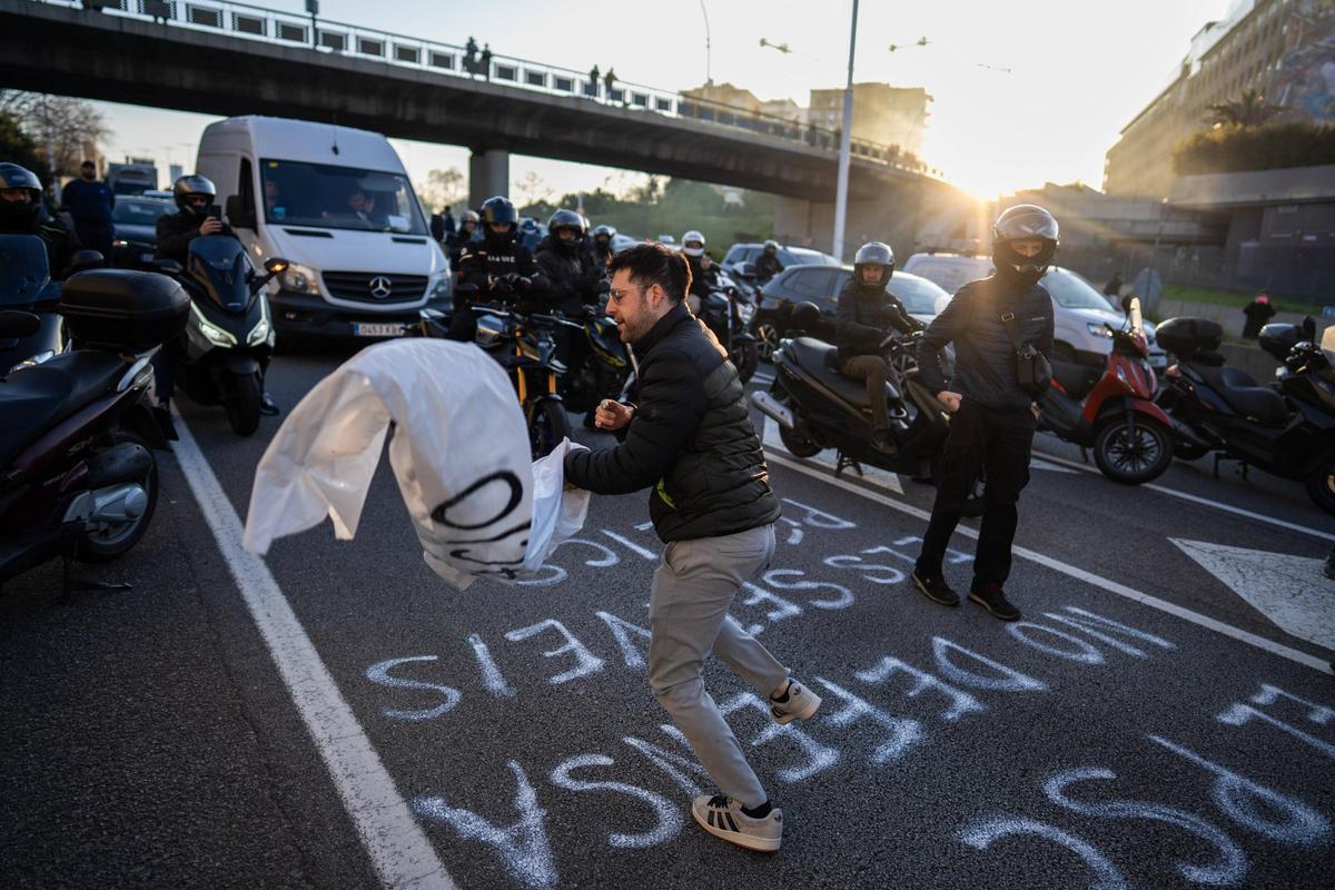 La protesta de profesores corta la B-20 a la altura de Finestrelles