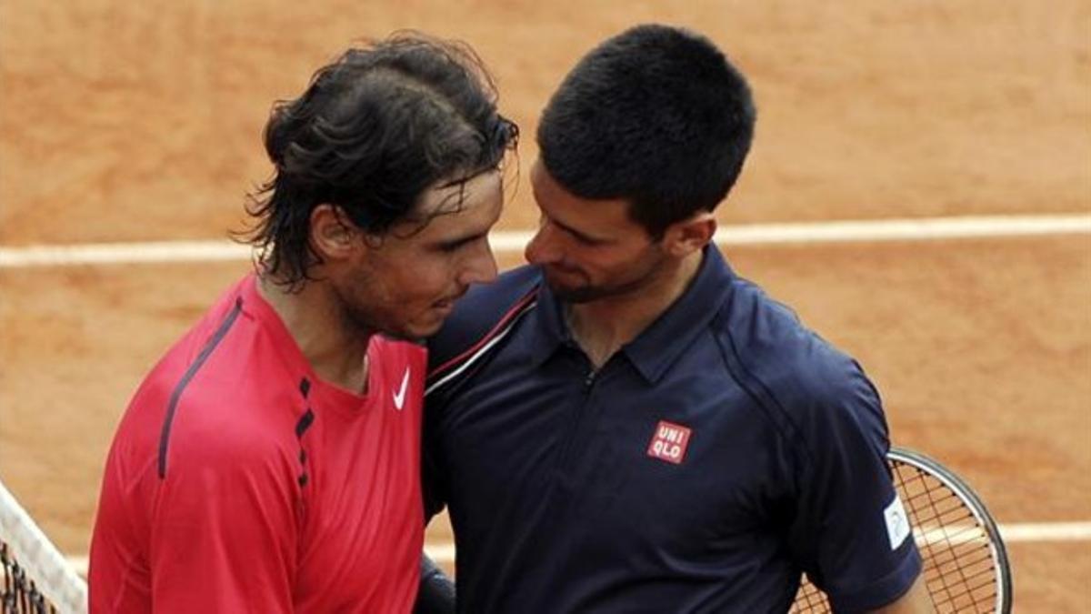 Djokovic (derecha) felicita a Nadal tras la final de Roland Garros del 2012.