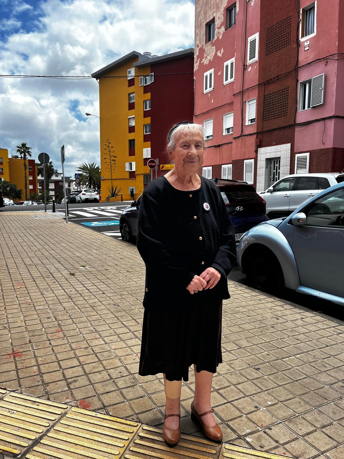 Maria Ángeles, en una de las calles de Ciudad Alta.