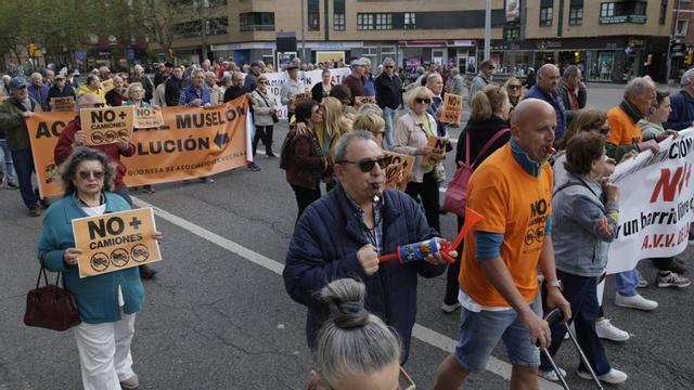 Vecinos de La Calzada, durante una manifestación contra el paso de camiones por Príncipe de Asturias.