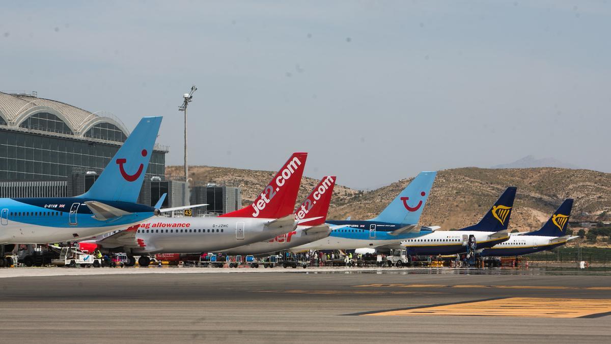 Aviones esperando pasajeros en la plataforma del aeropuerto Alicante-Elche