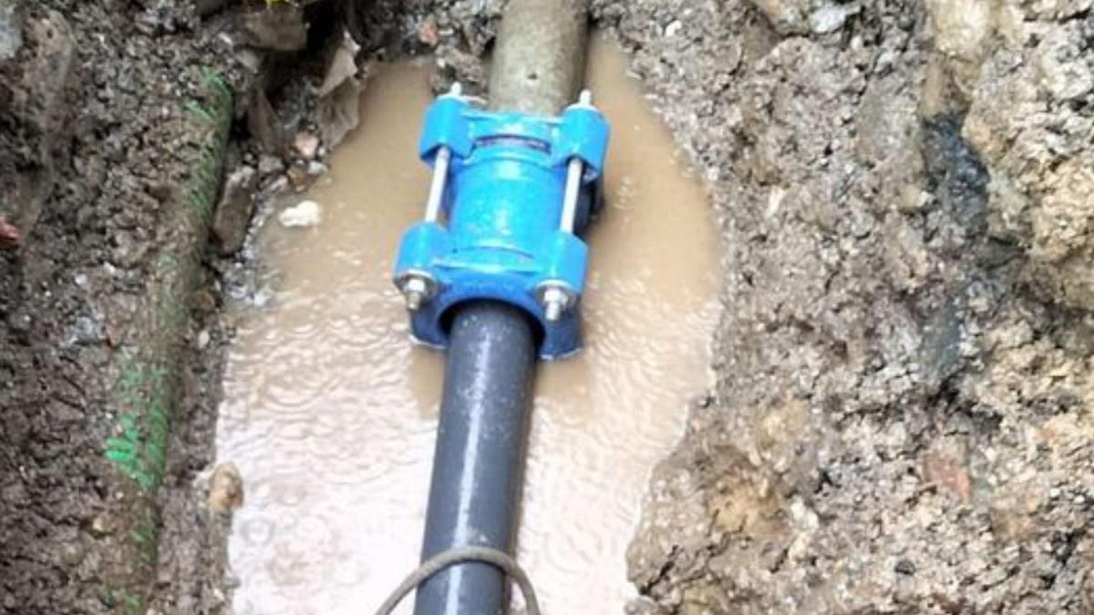 Imagen de archivo de la reparación de una tubería de abastecimiento de agua.