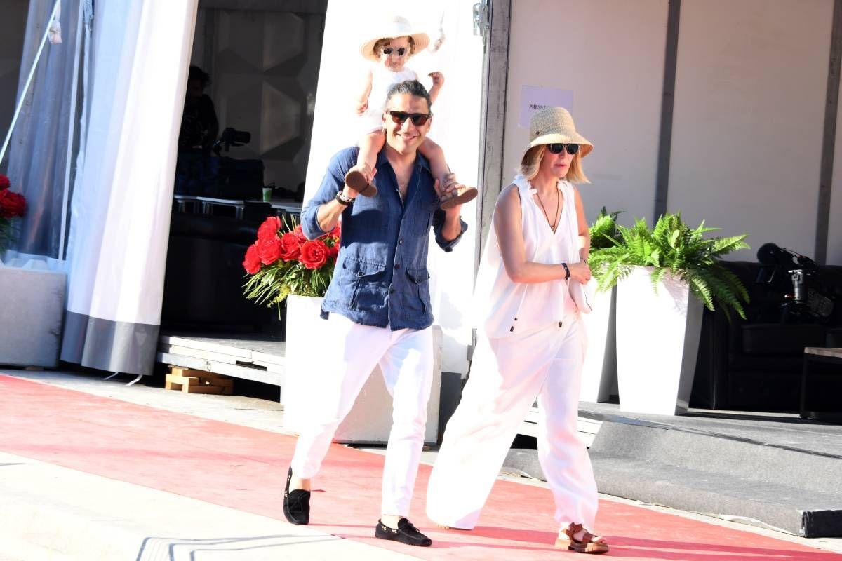 Marta Ortega con look en color blanco paseando con Carlos Torretta y su hija