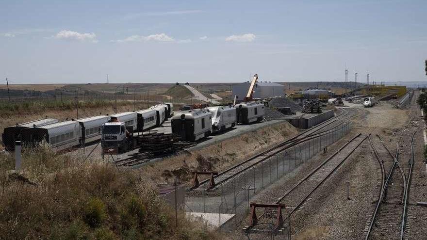 A la izquierda se ven los coches (vagones), dos furgones generadores y una locomotora apartados.