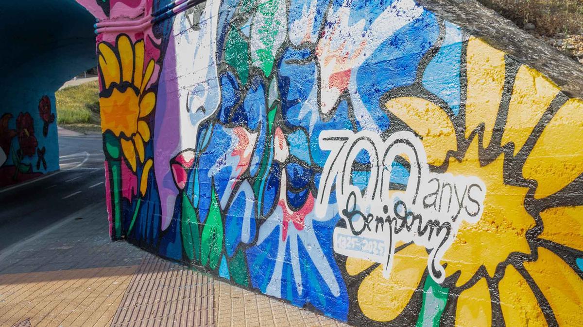 El logo del 700 aniversario de la ciudad en el nuevo mural del Murtal de Benidorm.
