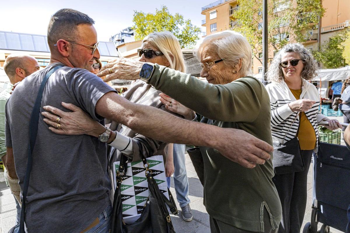 Así ha sido la concentración en el mercado de Pere Garau en repulsa al ataque homófobo que sufrió un comerciante