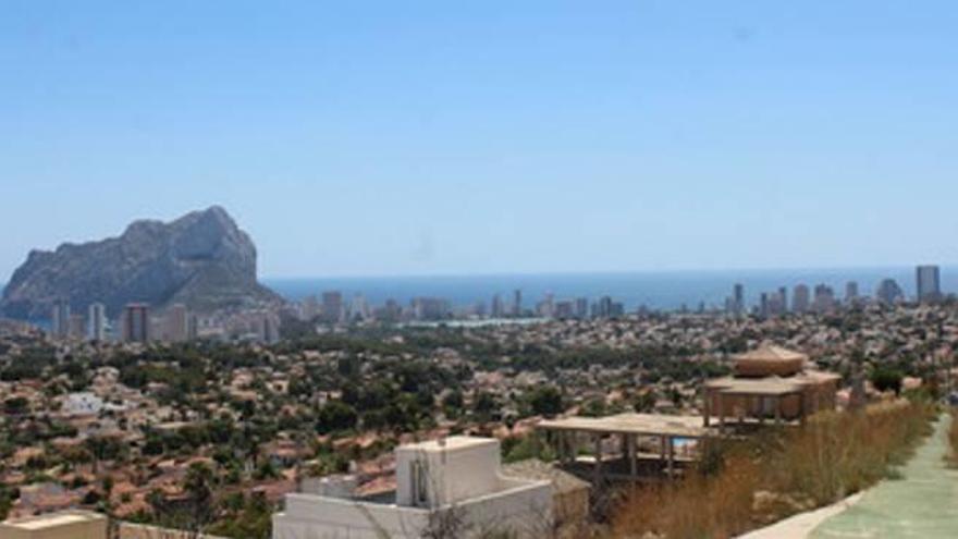 Las torres dominan el frente litoral de Calp.