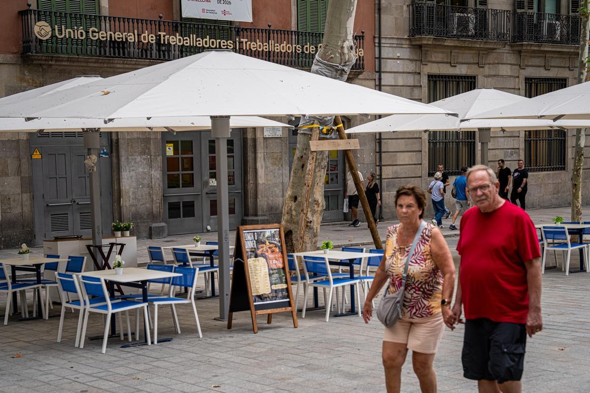 La terraza del restaurante 700 Millas, la única en la Rambla que cuenta con el nuevo mobiliario unificado. La terraza del restaurante 700 Millas, la única en la Rambla que cuenta con el nuevo mobiliario unificado.
