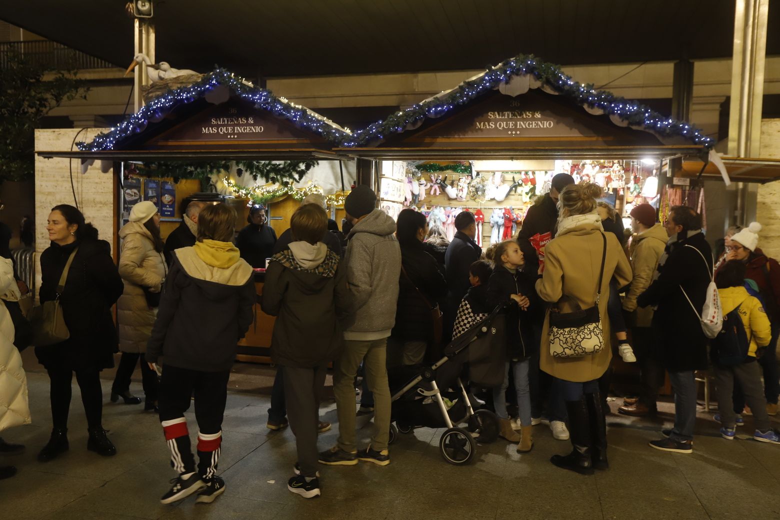 Gran ambiente navideño en la Plaza del Pilar de Zaragoza aprovechando el día festivo