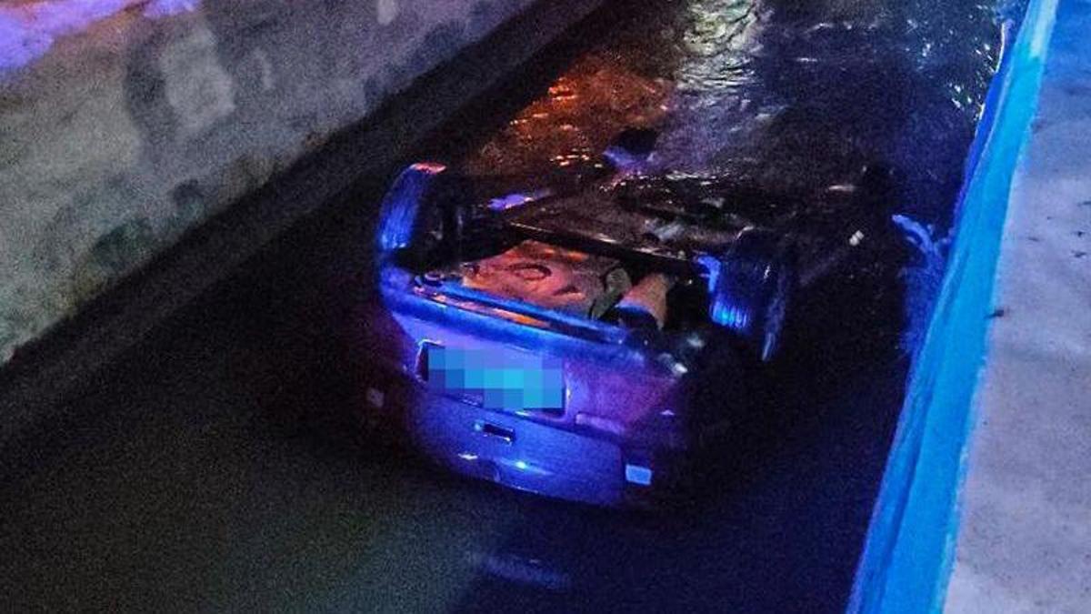 El vehículo que terminó en un canal junto a la carretera.