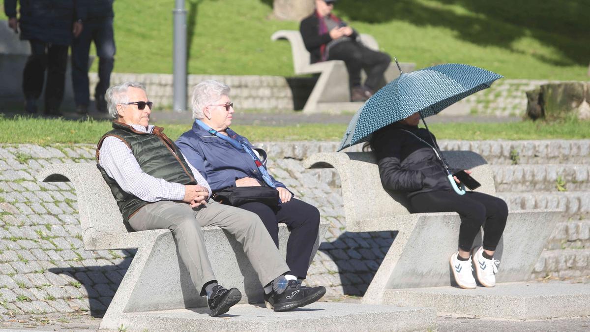 Gente disfrutando del sol en A Coruña.